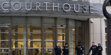 Sicherheitskräfte stehen vor dem Bundesverwaltungsgericht in Brooklyn, wo der Prozess gegen den mexikanischen Drogenboss Joaquin «El Chapo» Guzman stattfindet.