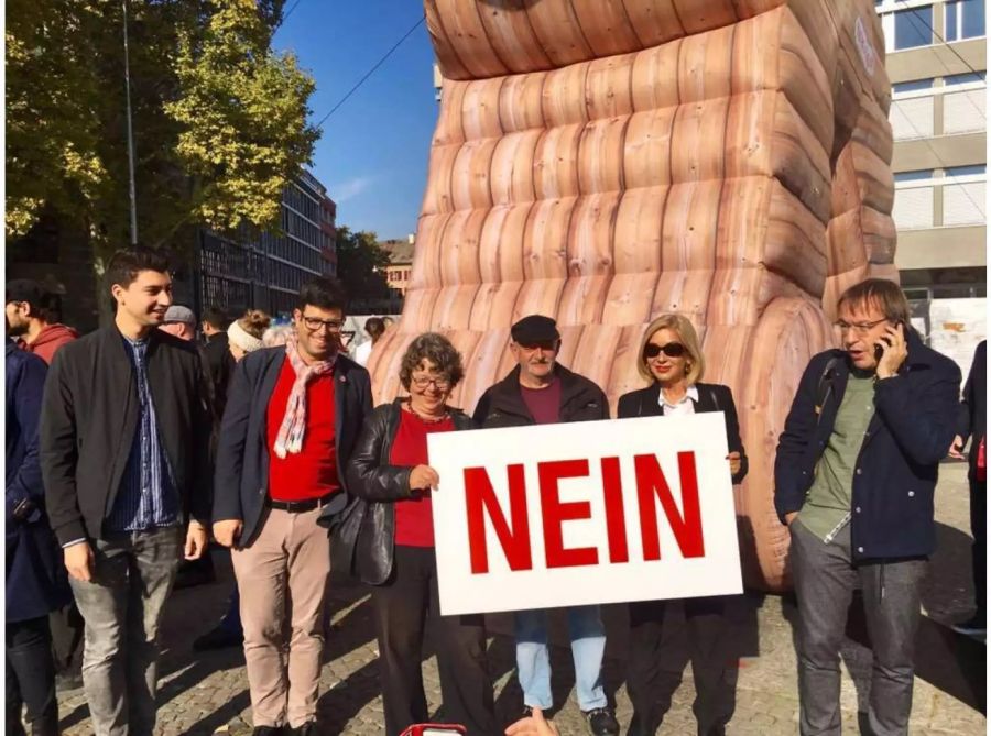 Ursula Biondi mit dem SBI-Nein Komitee auf dem Helvetiaplatz (2. von rechts). Mit auf dem Bild Nationalräte Fabian Molina (SP) und Angelo Barille (SP) (1. u 2. von Links).