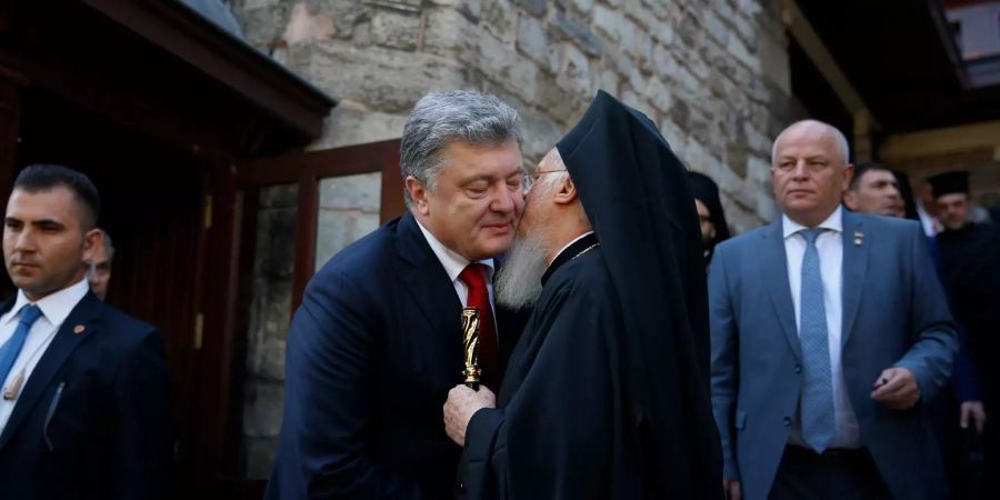 Der Patriarch von Konstantinopel, Bartolomaios (Mitte r), verabschiedet Petro Poroschenko (Mitte l), Präsident der Ukraine, nach ihrem Treffen in Istanbul.