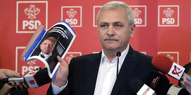 Liviu Dragnea, Chef der regierenden rumänischen Sozialdemokraten (PSD), hält ein Dokument in die Luft.