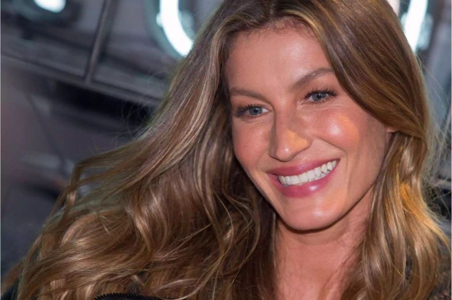 Das brasilianische Topmodel Gisele Bündchen besucht die Präsentation der Sommerkollektion von Rosa Cha in Sao Paulo.