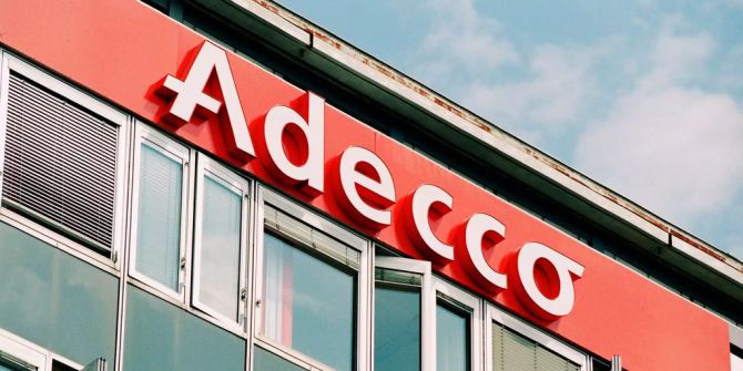 Logo und Gebäude der Stellenvermittlungsfirma Adecco.