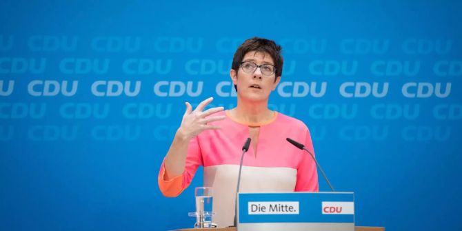 Annegret Kramp-Karrenbauer (CDU), damals Ministerpräsidentin des Saarlands, spricht auf einer Pressekonferenz im Konrad-Adenauer-Haus zu den Medienvertretern.