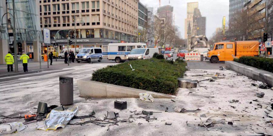 Fahrzeugteile liegen nach einem Unfall eines Rasers in Berlin verteilt herum.