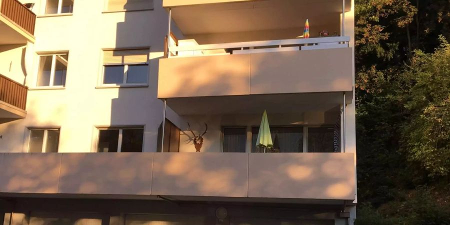 In diesem Mehrfamilienhaus stürzte ein Mädchen aus dem zweiten Stock vom Balkon hinunter.