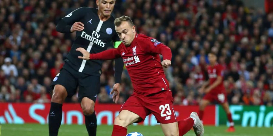 Liverpools Xherdan Shaqiri setzt sich gegen Thiago Silva von Paris Saint-Germain durch.