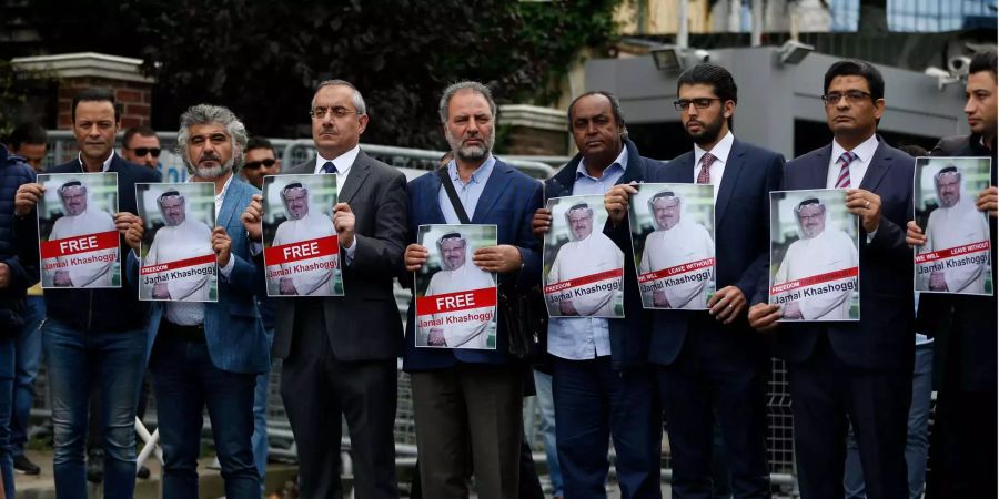 Mitglieder des türkisch-arabischen Journalistenverbandes halten Poster mit Fotos des vermissten saudischen Schriftstellers Dschamal Chaschukdschi.