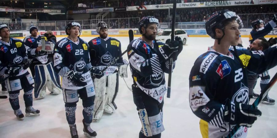 Spieler des HC Ambri-Piotta bedanken sich bei ihren Fans nach einem Spiel in der Valascia.