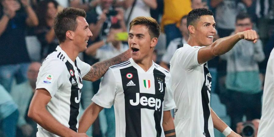 Mario Mandzukic (l) von Juventus jubelt mit seinen Teamkollegen Paulo Dybala (M) und Cristiano Ronaldo über seine Treffer.