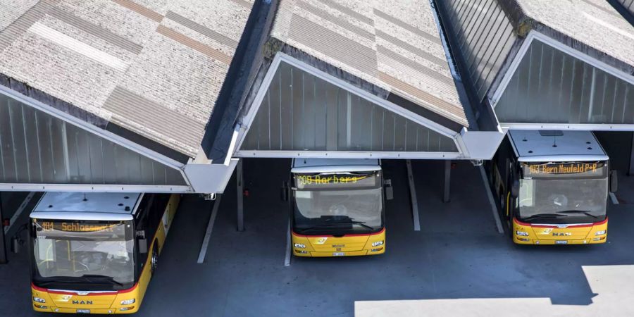 Postautos in einem Busbahnhof - Keystone