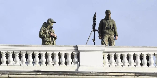 Scharfschützen der Polizei sichern eine Gedenkfeier am Denkmal «Grab des unbekannten Soldaten».