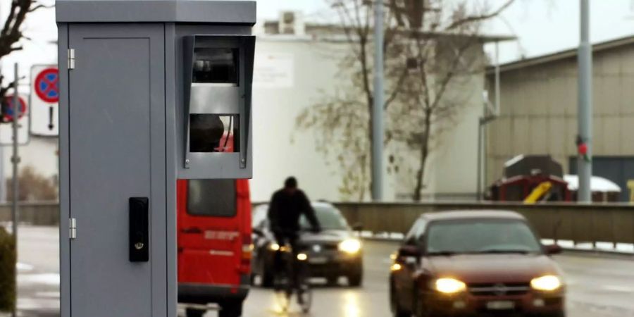 Ein Blitzkasten steht an einer Strasse in Zürich.