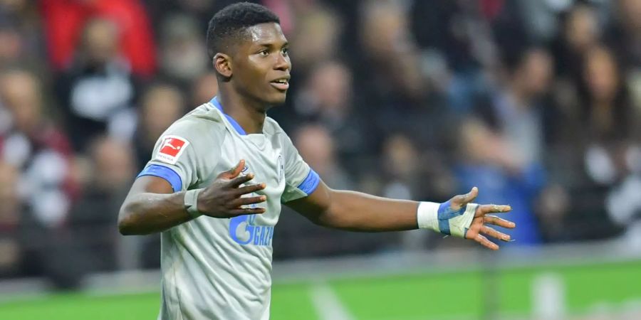 Schalkes Breel Embolo gestikuliert im Spiel gegen Eintracht Frankfurt.