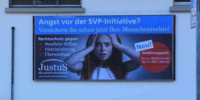 Ein Plakat des Hilfswerks der Evangelischen Kirchen Schweiz (HEKS) wirbt an der Spitalackerstrasse in Bern für eine Menschenrechtsversicherung.