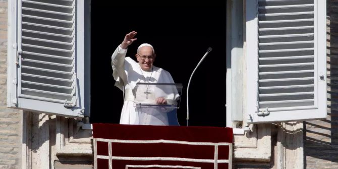 Papst Franziskus winkt vor dem Angelus-Mittagsgebet zur Menge auf dem Petersplatz.