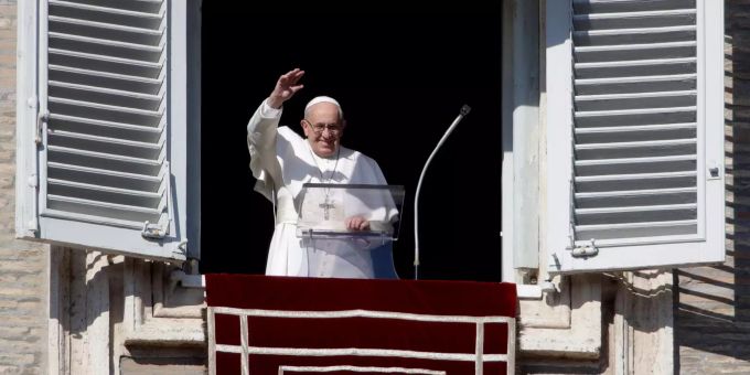 In Marokko sind Christen in der Minderheit. Papst Franziskus winkt vor dem Angelus-Mittagsgebet zur Menge auf dem Petersplatz.