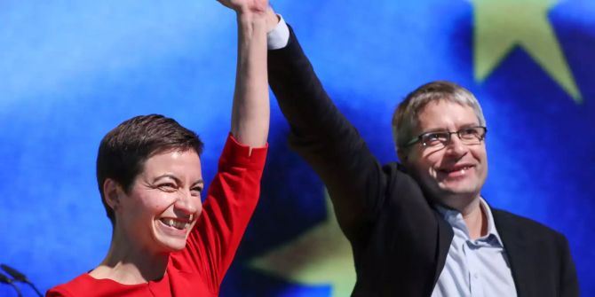 Die frisch gekürten Kandidaten für die Europawahl, Ska Keller (Listenplatz 1) und Sven Giegold (Listenplatz 2), freuen sich nach ihrer Wahl während eines Parteitags der deutschen Grünen.