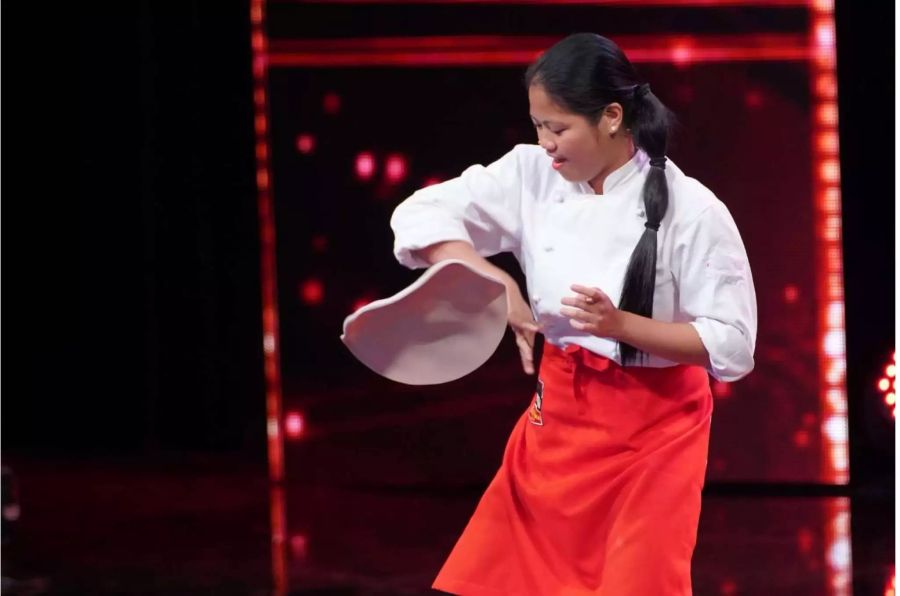 Die gebürtige Philippinin Jerralyn Elcano (28) hat ein besonderes Talent. Sie kann besonders gut Pizzateig schwingen.