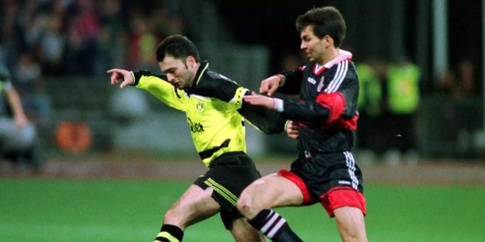 Stéphane Chapuisat im Dress des BVB läuft Bayern Markus Babbel in einem Spiel im März 1998 davon. Stéühane Chapuisat im Dress des BVB läuft Bayern Markus Babbel in einem Spiel im März 1998 davon.