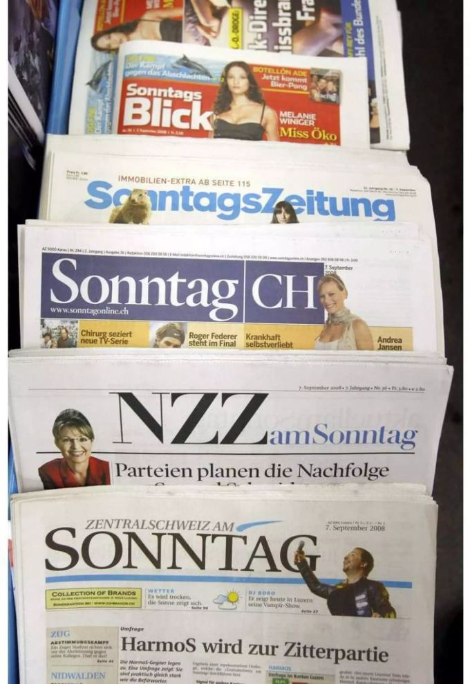 Tisch voller verschiedener Zeitungen - Keystone Tisch voller verschiedener Zeitungen - Keystone