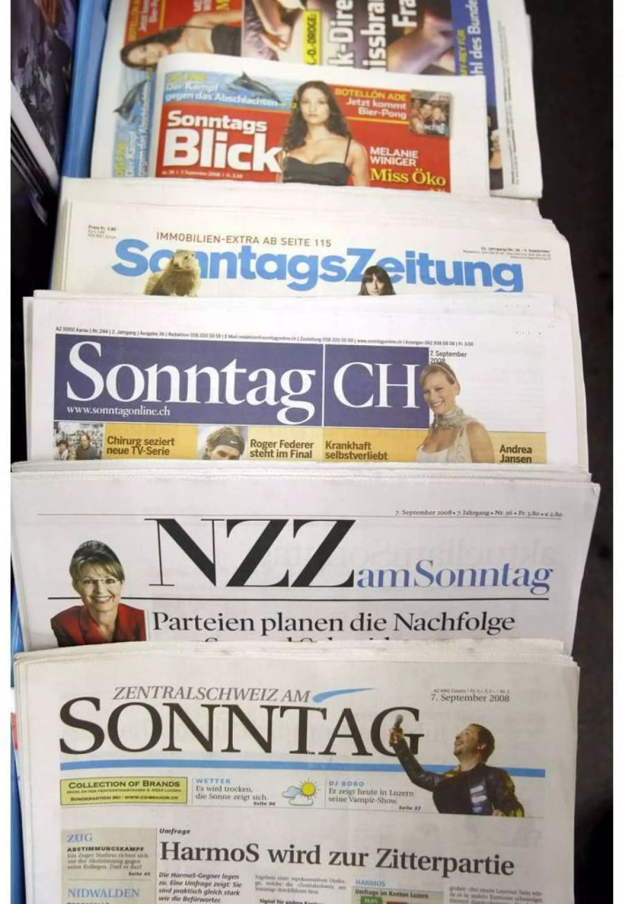 Tisch voller verschiedener Zeitungen - Keystone