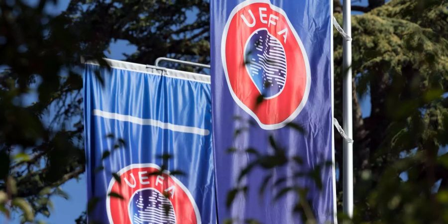 Flaggen mit dem Logo der UEFA wehen im Garten des Hauptquartiers der Union der europäischen Fussballverbände am Genfer See.