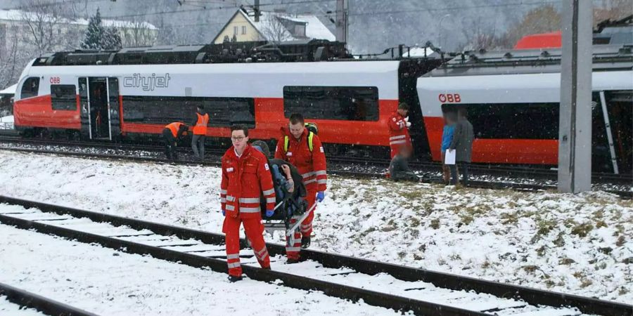 Mindestens 22 weitere sollen verletzt sein.