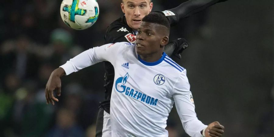 Breel Embolo schiesst das erste Tor der Partie für Schalke.