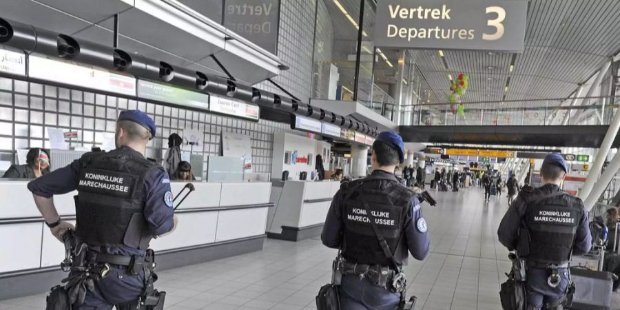 Am Flughafen Schiphol in Amsterdam drohte ein Mann plötzlich mit einem Messer.