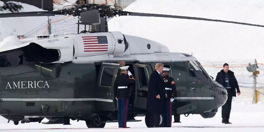 Die US-Flagge auf dem Regierungshelikopter Trumps.