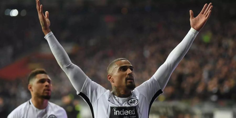 Kevin-Prince Boateng und die Eintracht Frankfurt jubeln nach dem 2:0-Sieg über Gladbach.