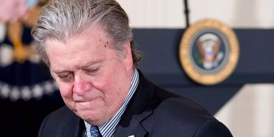 Steve Bannon wird mit rechtlichen Schritten gedroht.