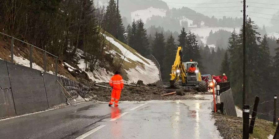 Kurz vor Adelboden unterbrach ein Mauergang die Strasse.