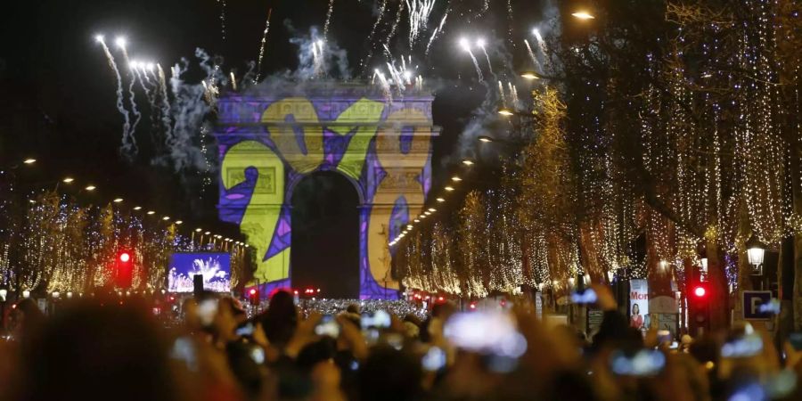 Mit einem Feuerwerk an den Champs-Élysées hat Paris ins neue Jahr gefeiert. Pünktlich um Mitternacht stieg am Triumphbogen am Ende der Prachtstrasse ein kurzes Pyrotechnik-Spektakel in den Himmel.