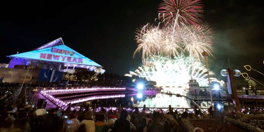 Feuerwerkskörper explodieren am 01.01.2018 in einem Vergnügungspark in Yokohama (JPN) beim Silvester-Feuerwerk.