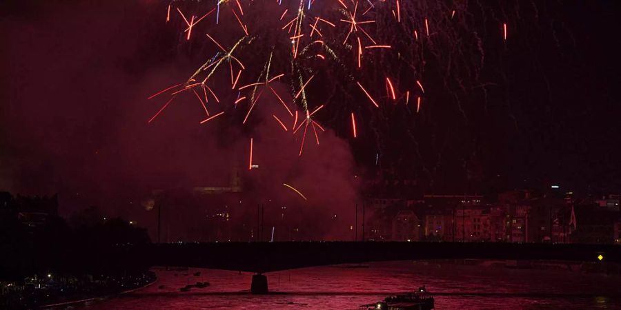 Das Feuerwerk auf dem Rhein in Basel.