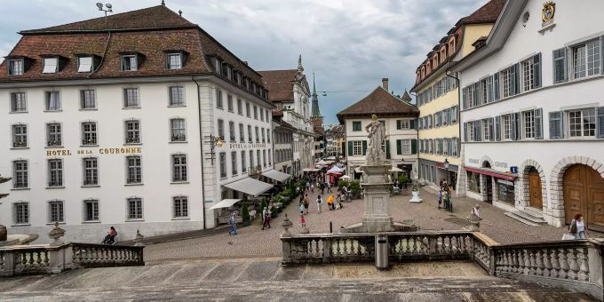 Blick von der Terrasse der St. Ursenkathedrale auf die Hauptgasse von Solothurn. Blick von der Terrasse der St. Ursenkathedrale auf die Hauptgasse von Solothurn.