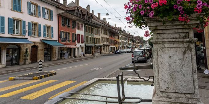 Die Hauptstrasse führt quer durch Nidau. Die Hauptstrasse führt quer durch Nidau.
