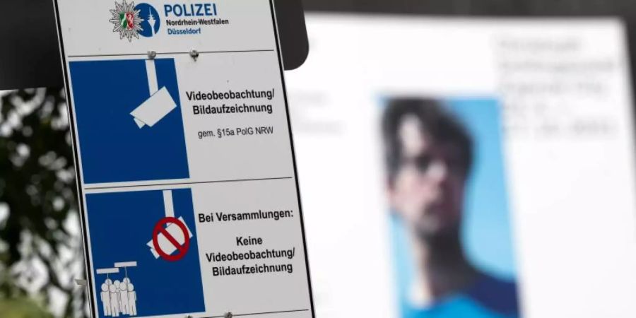 Ein Schild weist auf die Video-Überwachung in der Altstadt von Düsseldorf hin. Foto: Federico Gambarini/dpa