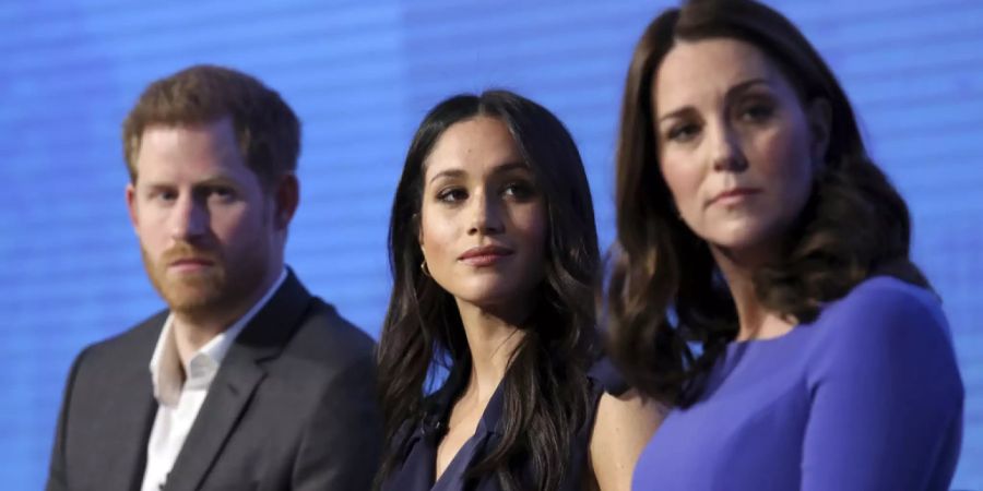 Meghan Markle mit Prinz Harry und Kate Middleton.