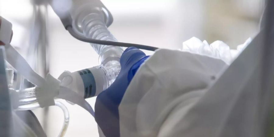 36,5 Prozent der Patienten auf den Intensivstationen der Schweizer Spitäler sind Corona-Patienten. (Archivbild)
