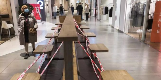 Abgesperrte Sitzgelegenheiten in einem Einkaufszentrum im schwedischen Uppsala. Foto: Henrik Montgomery/TT News Agency/AP/dpa Abgesperrte Sitzgelegenheiten in einem Einkaufszentrum im schwedischen Uppsala. Foto: Henrik Montgomery/TT News Agency/AP/dpa