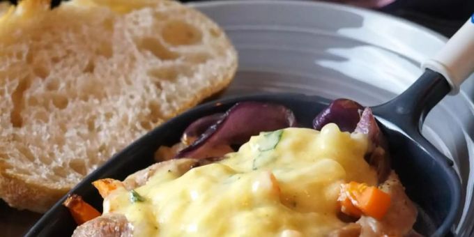 Vor allem bei Raclette werde rohes Fleisch auch mit blossen Fingern angefasst. Das steigert die Gefahr auf Keimübertragung vom Fleisch auf die Hände. Foto: Doreen Hassek/dekoreenberlin.blogspot.com/dpa-tmn/Archivbild Vor allem bei Raclette werde rohes Fleisch auch mit blossen Fingern angefasst. Das steigert die Gefahr auf Keimübertragung vom Fleisch auf die Hände. Foto: Doreen Hassek/dekoreenberlin.blogspot.com/dpa-tmn/Archivbild