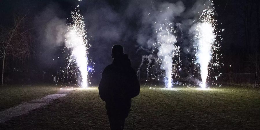 Wer für Silvester Feuerwerk im Ausland einkaufen will, muss die Obergrenze der erlaubten Importmenge beachten. Erlaubt für den persönlichen Gebrauch sind 2,5 Kilogramm. (Symbolbild)