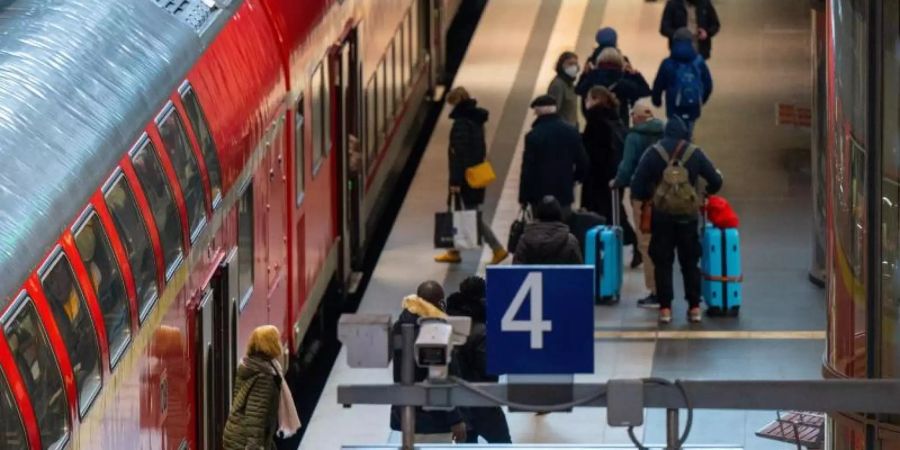 Die Deutsche Bahn lässt ihre Schaffnerinnen und Schaffner nun auch die 3G-Nachweise kontrollieren. Foto: Monika Skolimowska/dpa-Zentralbild/dpa