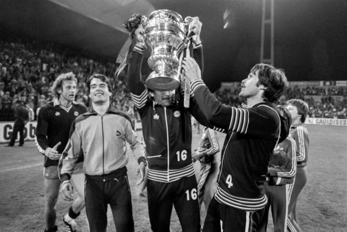 Die Genfer jubeln nach dem Final gegen YB über den Cuptitel 1979. Servette Cupsieger