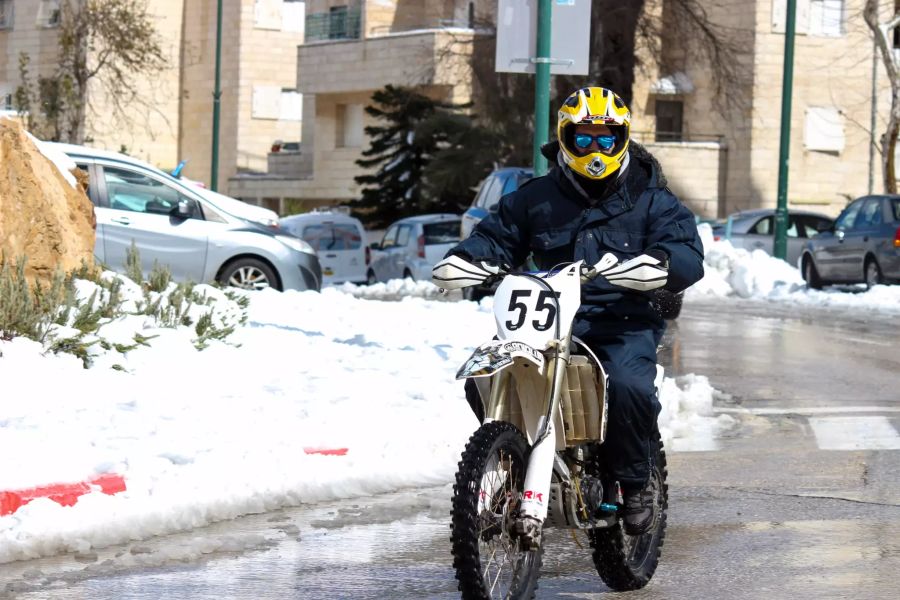 Man auf Motorrad im Winter