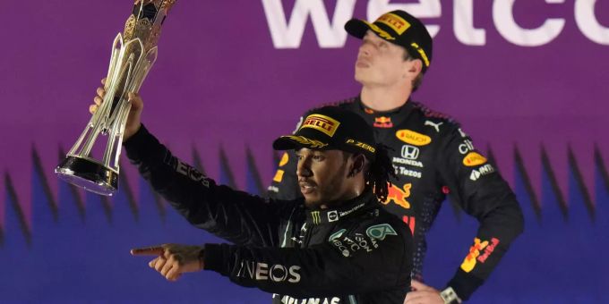 Wer krönt sich am Sonntag zum Formel-1-Champion? Lewis Hamilton oder Max Verstappen (hinten). Formel 1