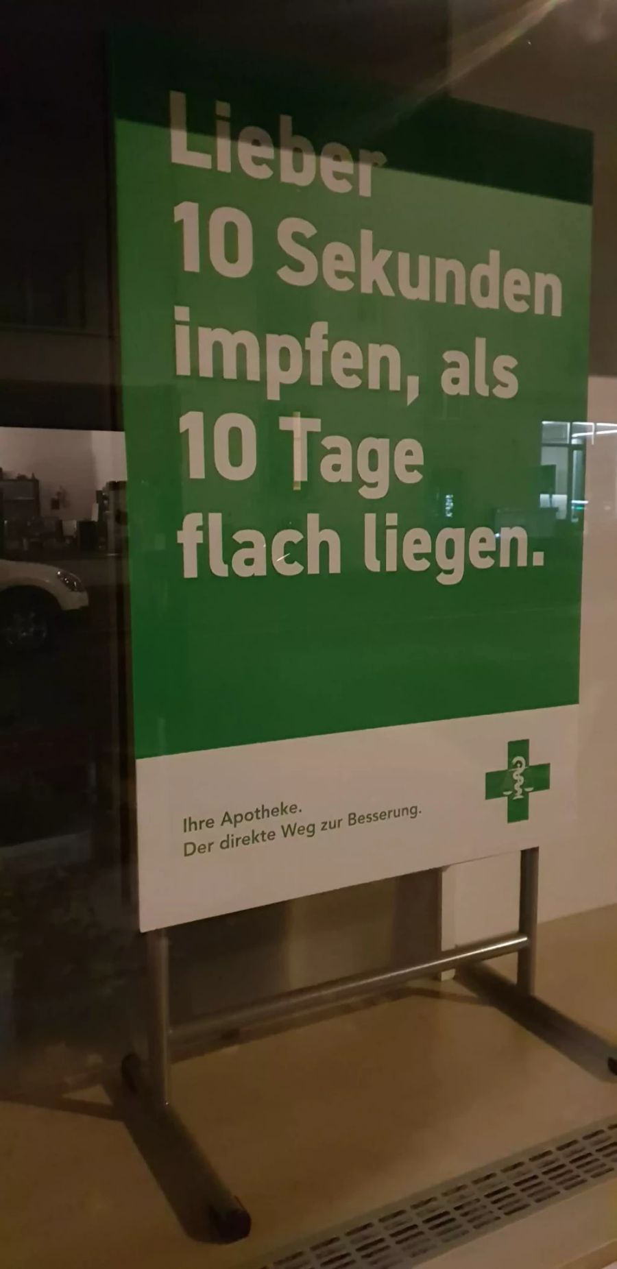 Mit diesem Plakat wirbt eine Apotheke in Bern für die Grippe-Impfung.