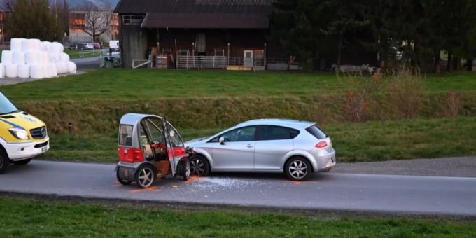 Der Sachschaden beläuft sich auf über 10'000 Franken. Unfall